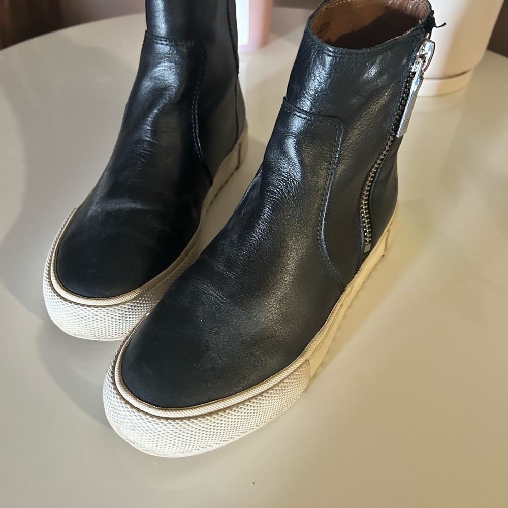 Women’s Frye black leather Gia lug bootie size 7
